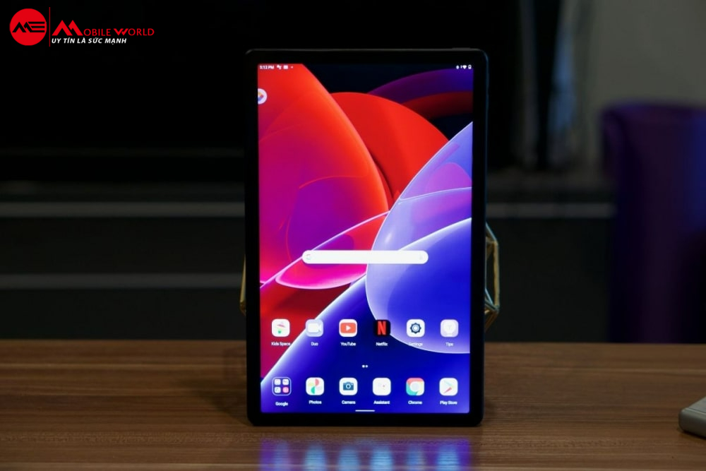 Thiết kế của Lenovo Tab P11 Plus đem lại ấn tượng bởi việc kết hợp 2 tông màu sang trọng