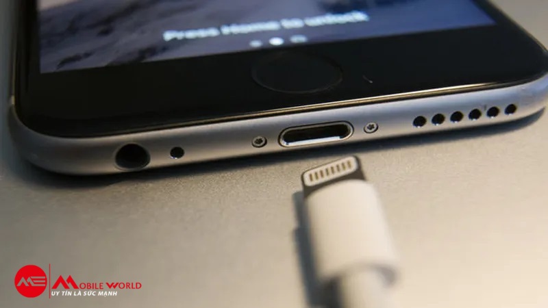 Trong khi các thiết bị Samsung đều có cổng USB tiêu chuẩn để kết nối thì iPhone lại sử dụng cổng Lightning độc quyền