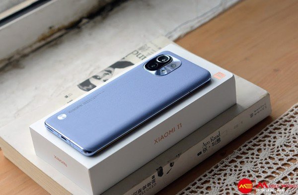 Bóc hộp Xiaomi 11 không kèm củ sạc để bảo vệ môi trường