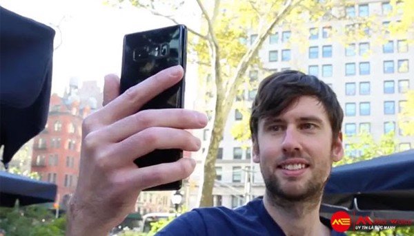 Gợi ý cách cầm điện thoại Samsung Note 8 selfie đẹp