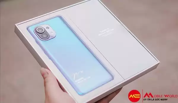 Bóc hộp Xiaomi 11 không kèm củ sạc để bảo vệ môi trường