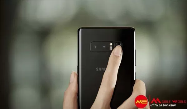 Gợi ý cách cầm điện thoại Samsung Note 8 selfie đẹp