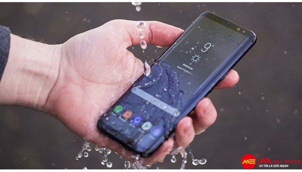 Top 6 mẫu smartphone có khả năng chống nước cho mùa mưa
