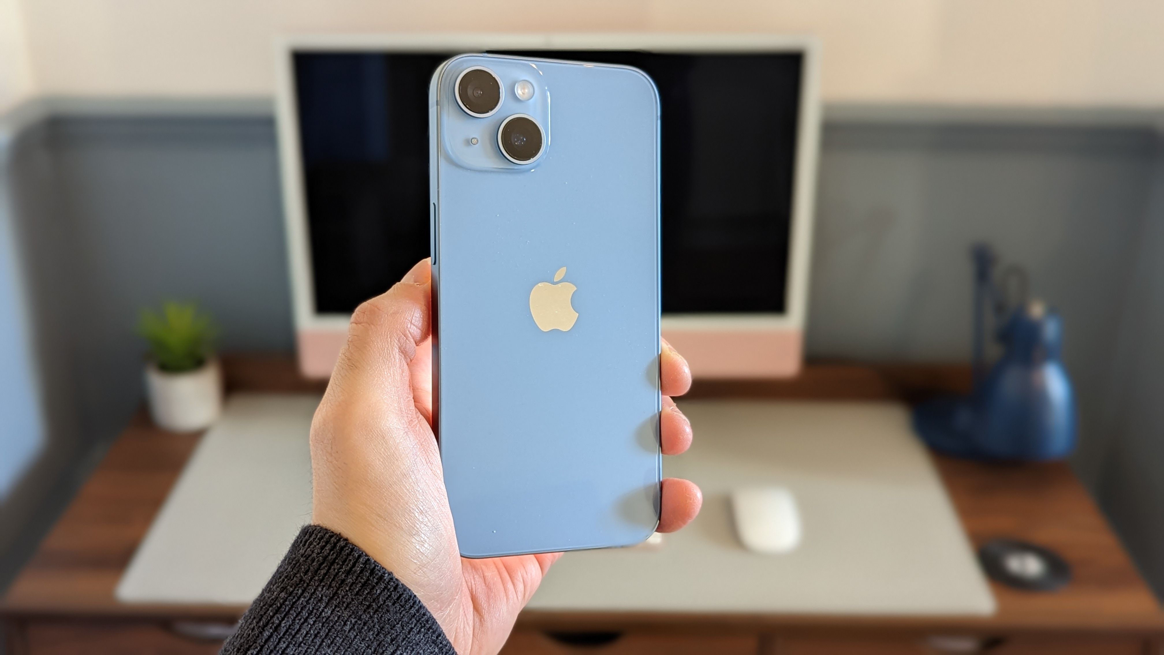 iPhone 14 màu xanh thể hiện chất riêng của bạn