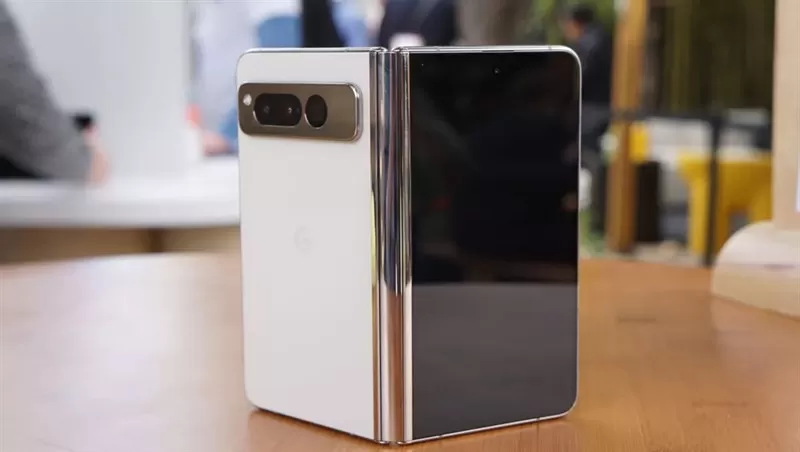 Trên tay Pixel Fold thực tế: chiếc điện thoại gập 