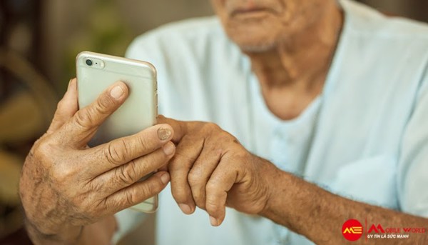 7 Tiêu chí mua smartphone cho người già bạn cần biết