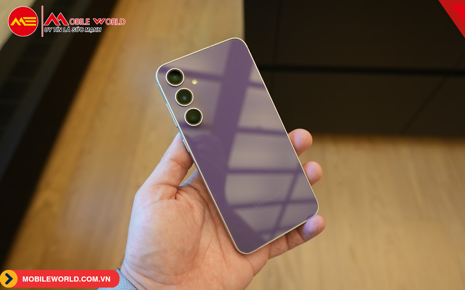top-10-dien-thoai-samsung-nho-gon-dep-de-cam-dang-so-huu-09-mobileworld-com-vn