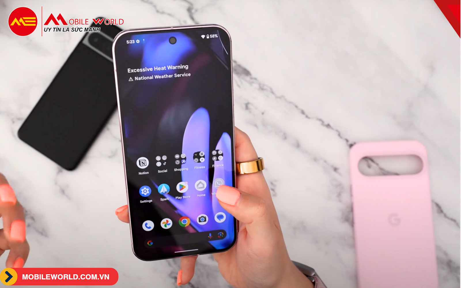 tren-tay-pixel-9-pro-xl-mau-hong-thoi-trang-dep-an-tuong-05-mobileworld-com-vn