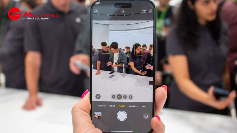iPhone 15 Pro Max có công cụ Photonic Engine và Deep Fusion, giúp tạo ra những bức ảnh rõ nét hơn.
