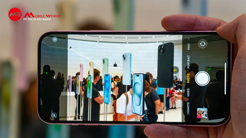 Ở mặt trước, cả hai phiên bản iPhone 15 Pro Max và iPhone 14 Pro Max đều trang bị camera TrueDepth với cảm biến 12 megapixel.
