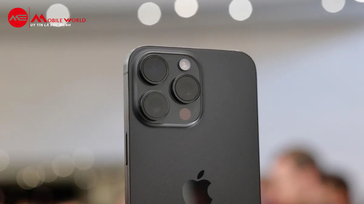 Camera zoom iPhone 15 Pro Max có bằng S21 Ultra, S22 Ultra?