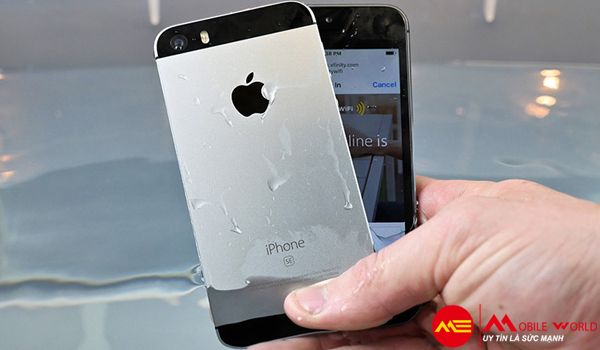 Dù ra đời khá lâu nhưng iPhone SE vẫn có khả năng chống nước rất ấn tượng