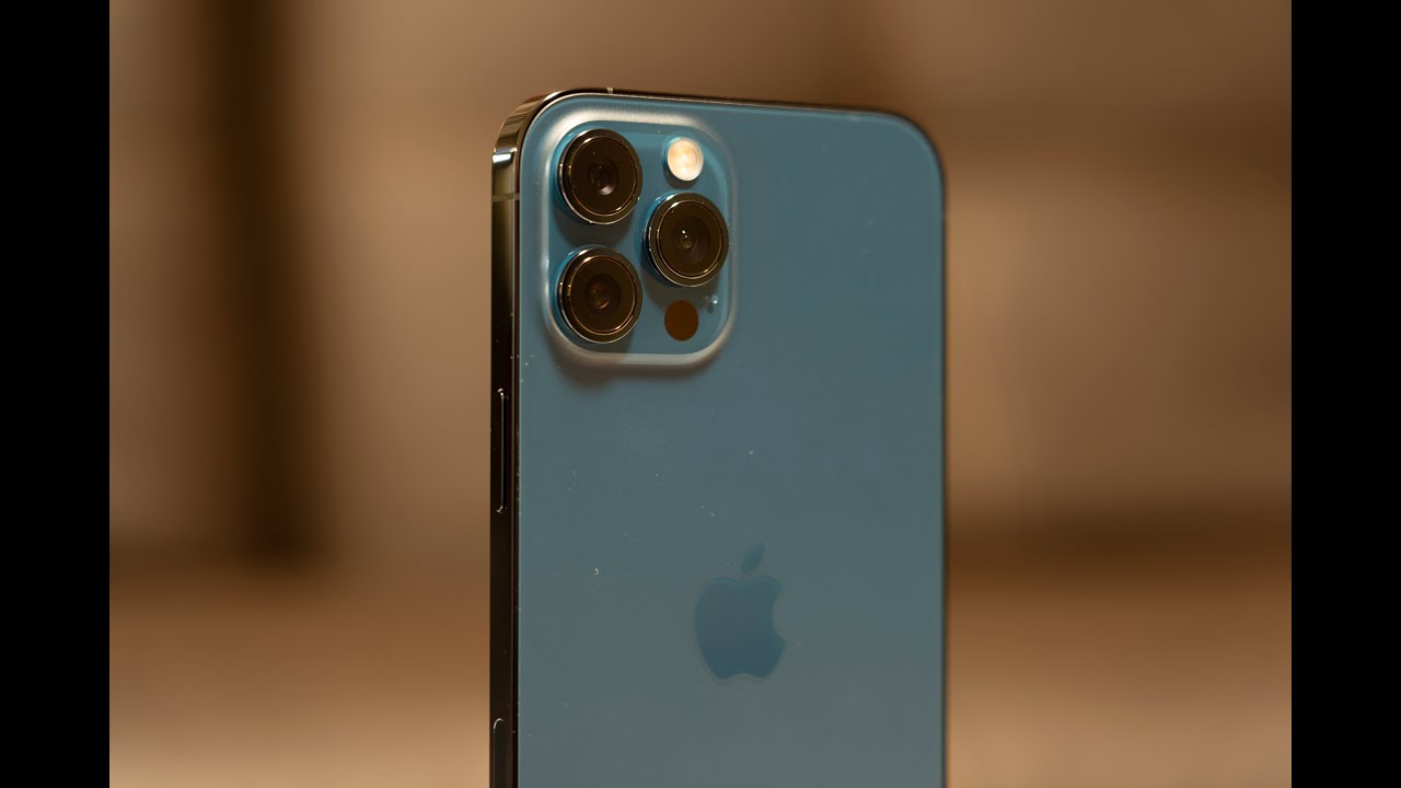 Một điểm cộng của iPhone 12 Pro Max chính là giảm thiểu được hiện tượng dấu vân tay nhờ sử dụng chất liệu kim loại nhám. 
