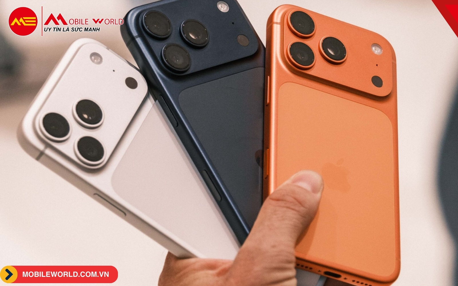 iPhone 17 Pro và Pro Max đều cùng có 3 màu: Bạc (Silver), Xanh Đậm (Deep Blue) và Cam Vũ Trụ (Cosmic Orange)