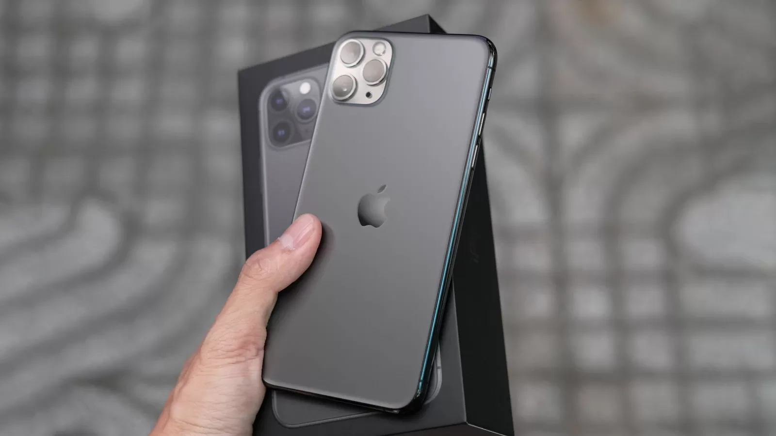 Giá iPhone 11 Pro Max chạm đáy xã hội chỉ hơn 10 củ