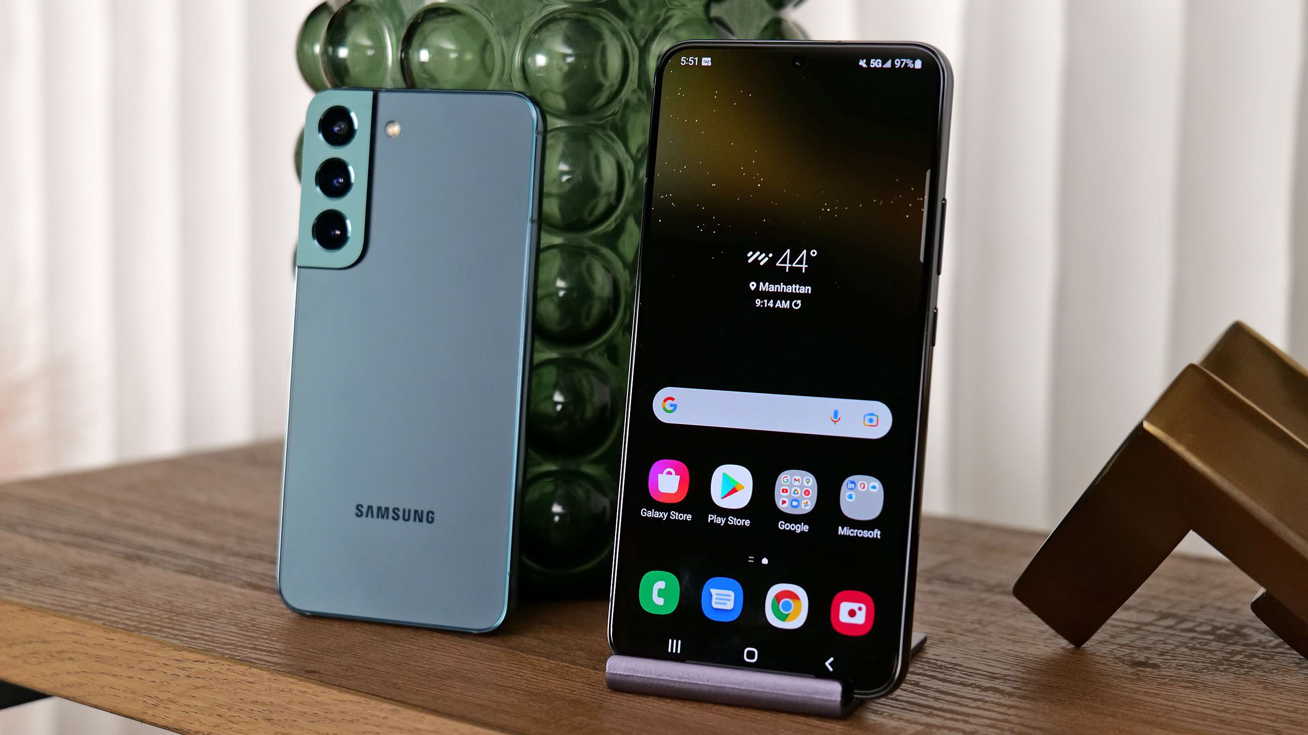 Samsung Galaxy S22 cũ không hề kém cạnh so với phiên bản mới nhất. Hãy xem ảnh và tìm hiểu thêm về sản phẩm này để quyết định liệu đây có phải là lựa chọn tuyệt vời cho bạn không.