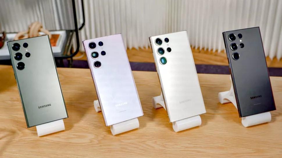 A group of cell phones on a standDescription automatically generated with low confidence